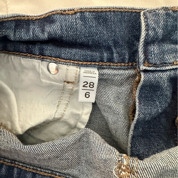 LOFT High Rise Frayed Cut Off Denim Shorts in Staple Mid Indigo Wash Sz 6 (28) - Picture 5 of 7
